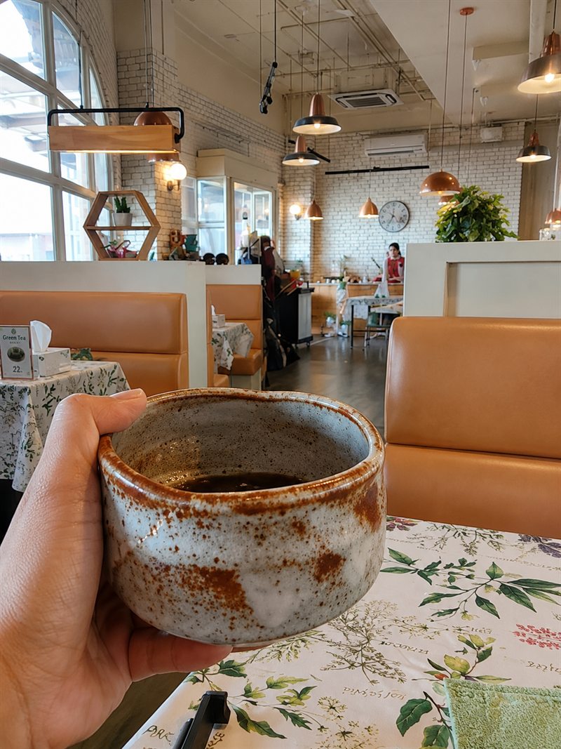 A cup of smoky roasted hojicha in a handmade ceramic cup